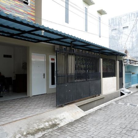 RedDoorz Hostel near Kota Lama Semarang Exterior foto