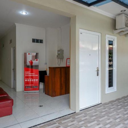 RedDoorz Hostel near Kota Lama Semarang Exterior foto