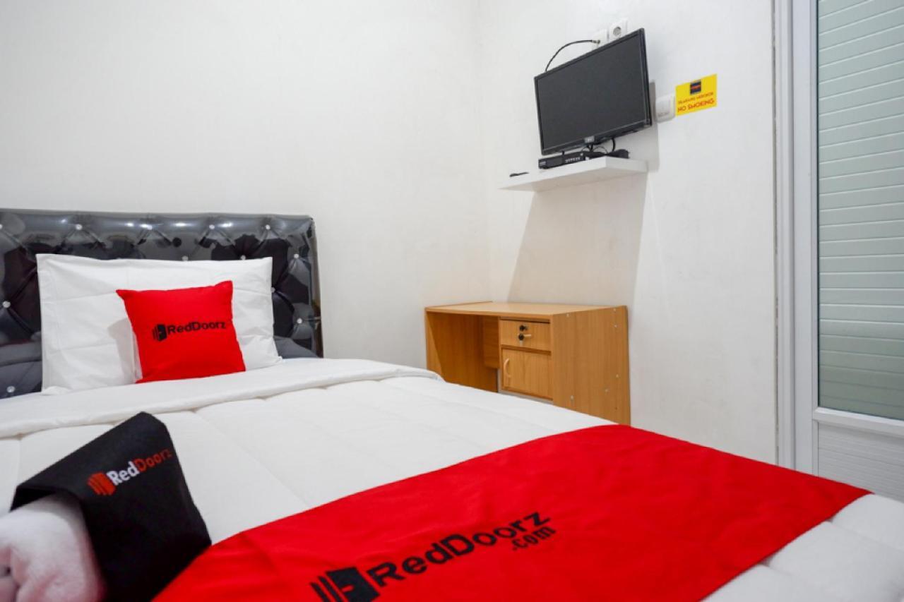 RedDoorz Hostel near Kota Lama Semarang Exterior foto