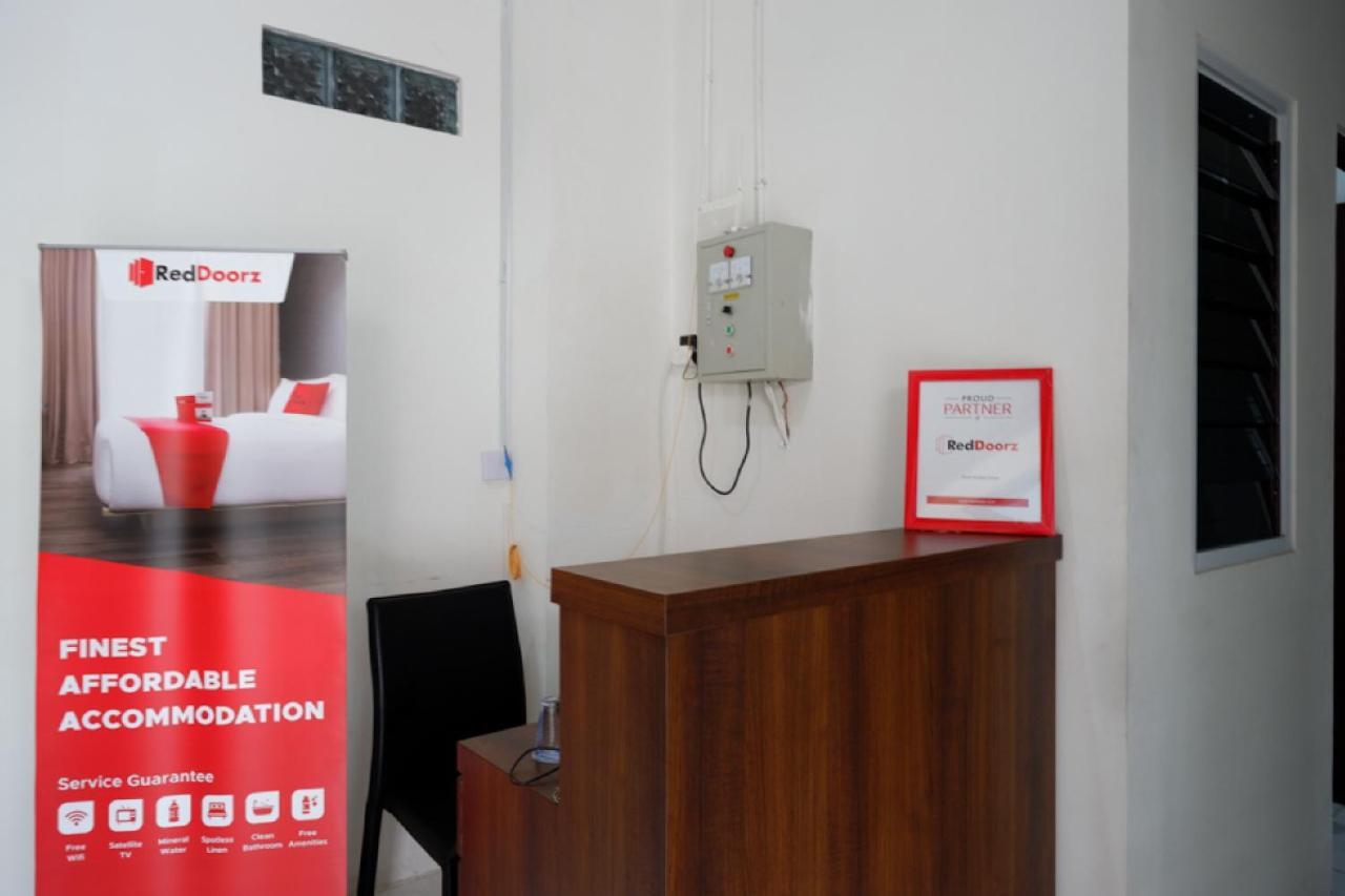 RedDoorz Hostel near Kota Lama Semarang Exterior foto
