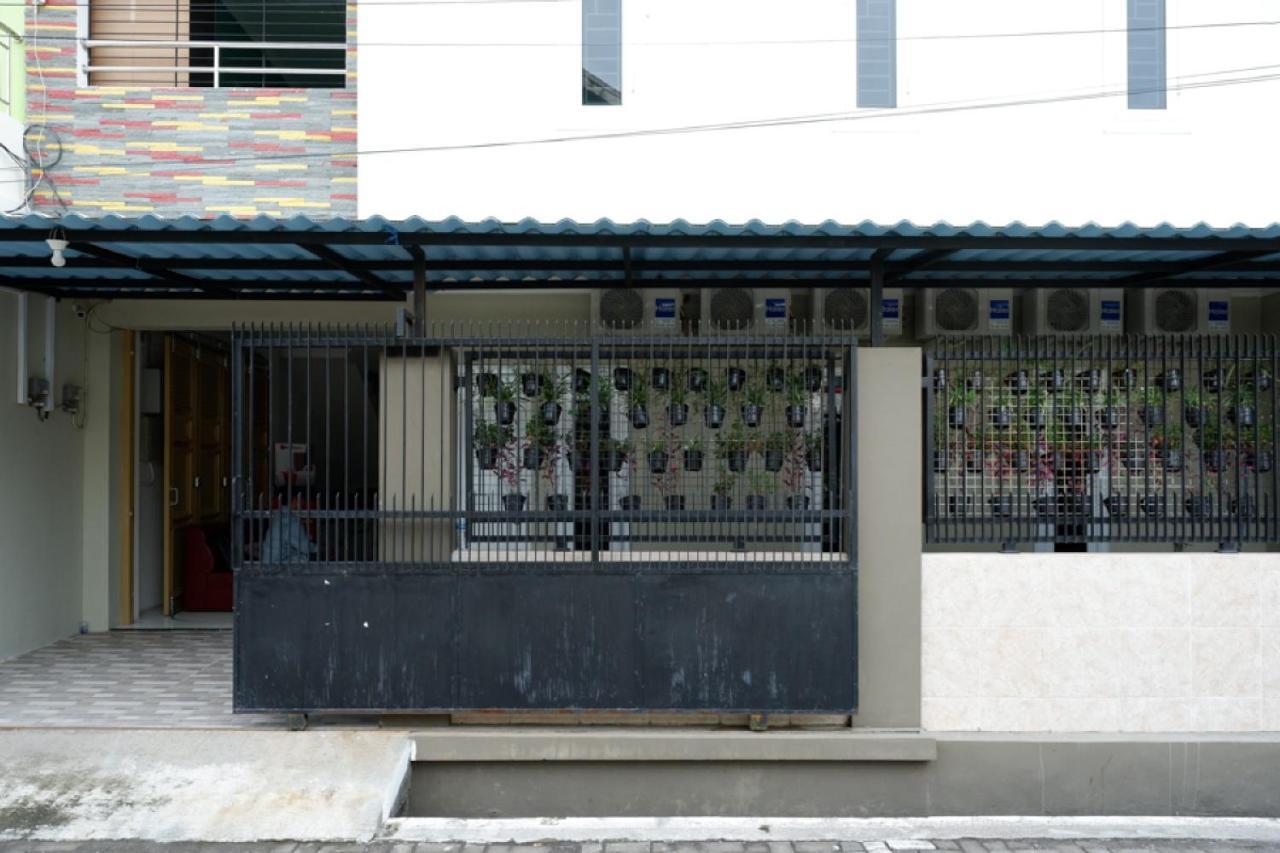 RedDoorz Hostel near Kota Lama Semarang Exterior foto