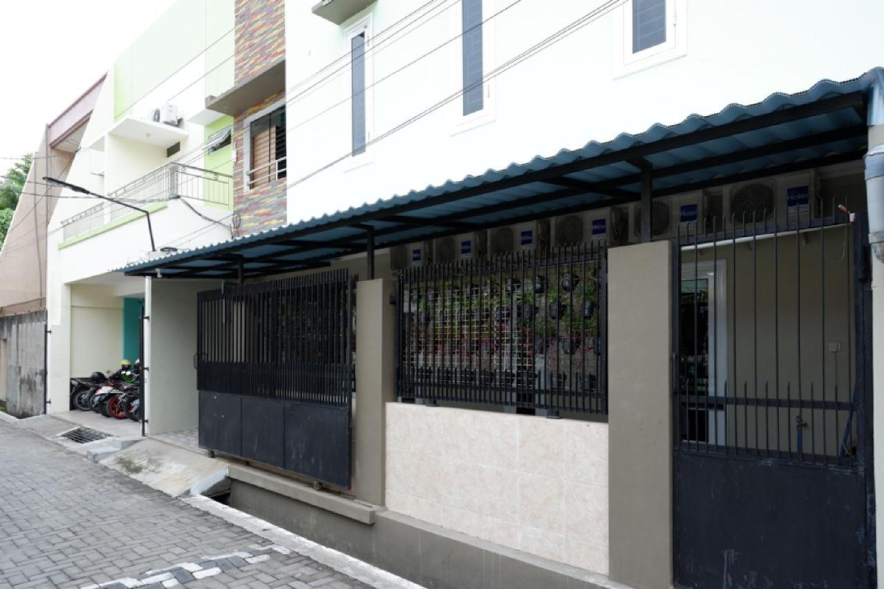 RedDoorz Hostel near Kota Lama Semarang Exterior foto