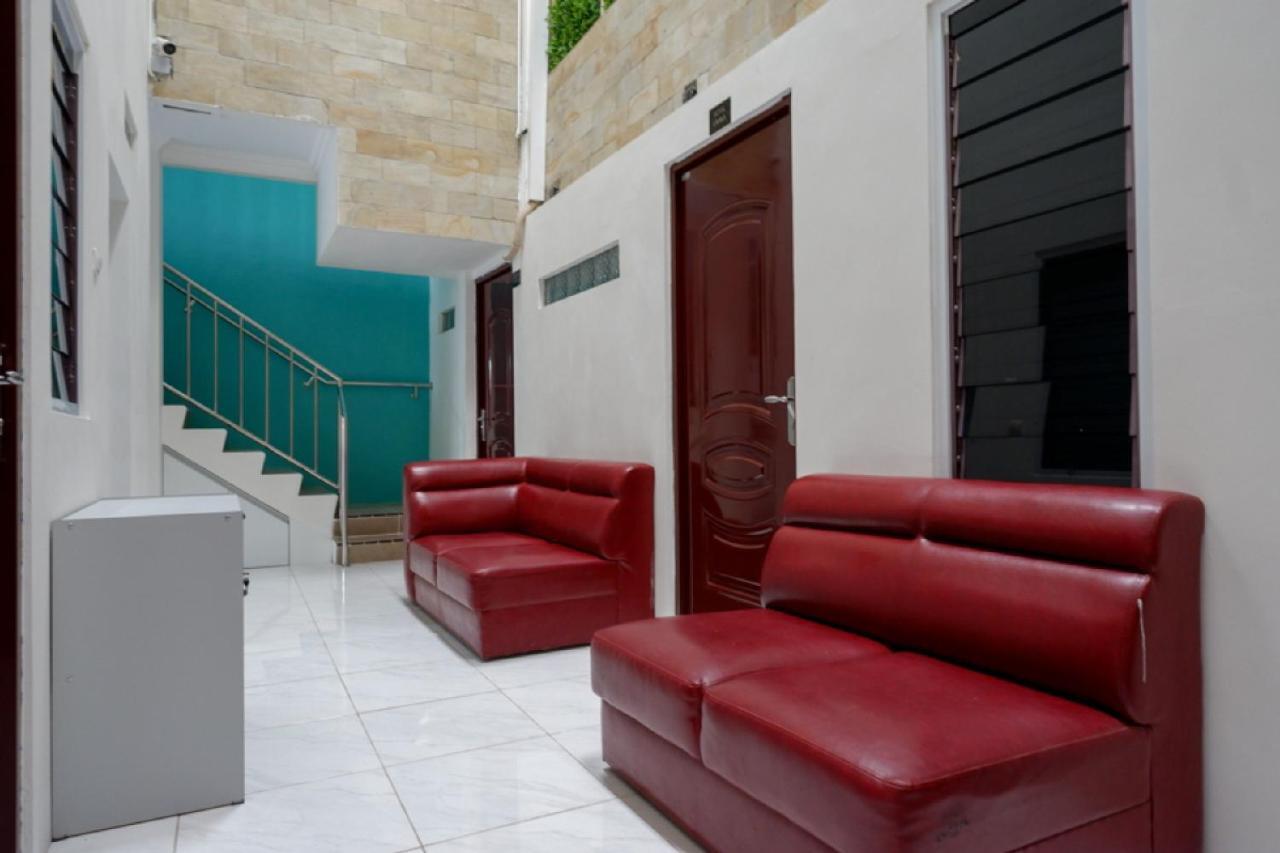 RedDoorz Hostel near Kota Lama Semarang Exterior foto