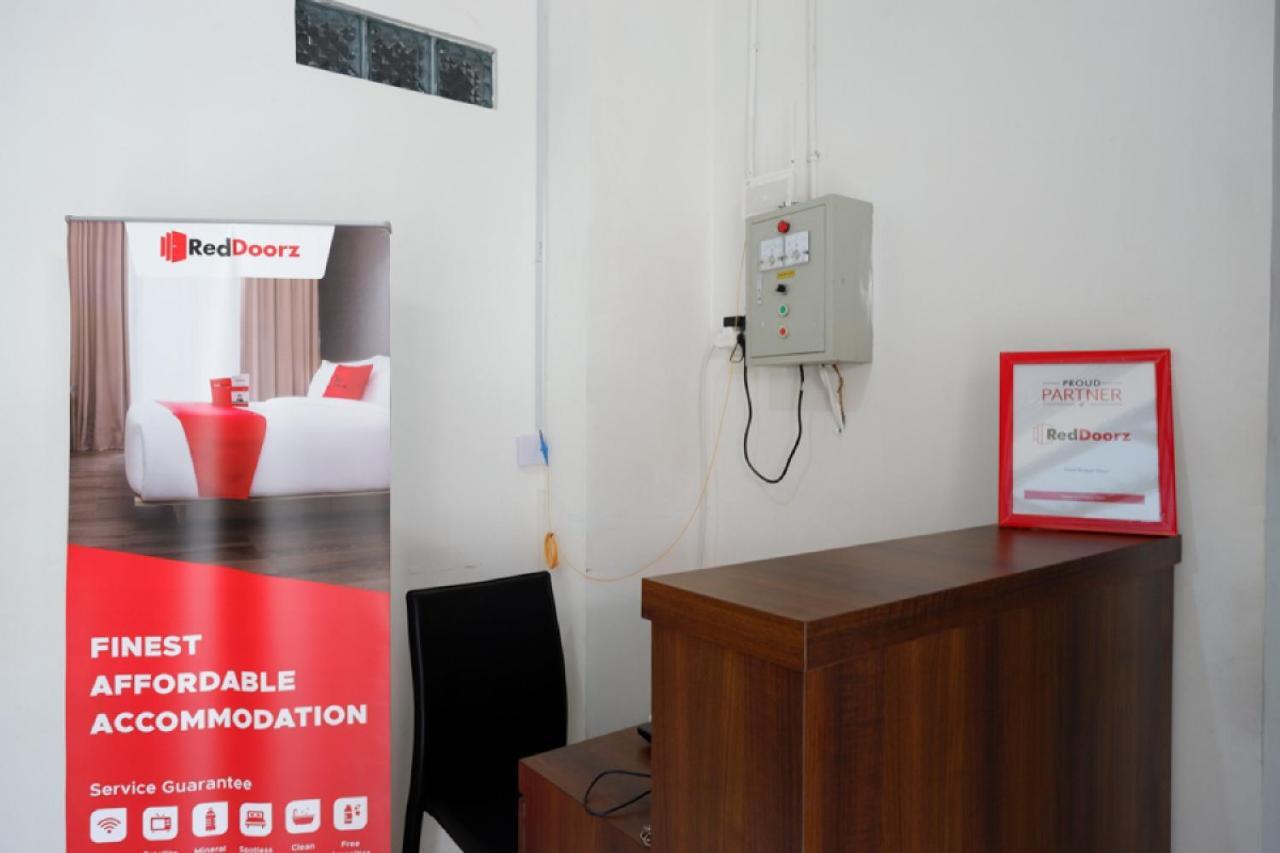 RedDoorz Hostel near Kota Lama Semarang Exterior foto