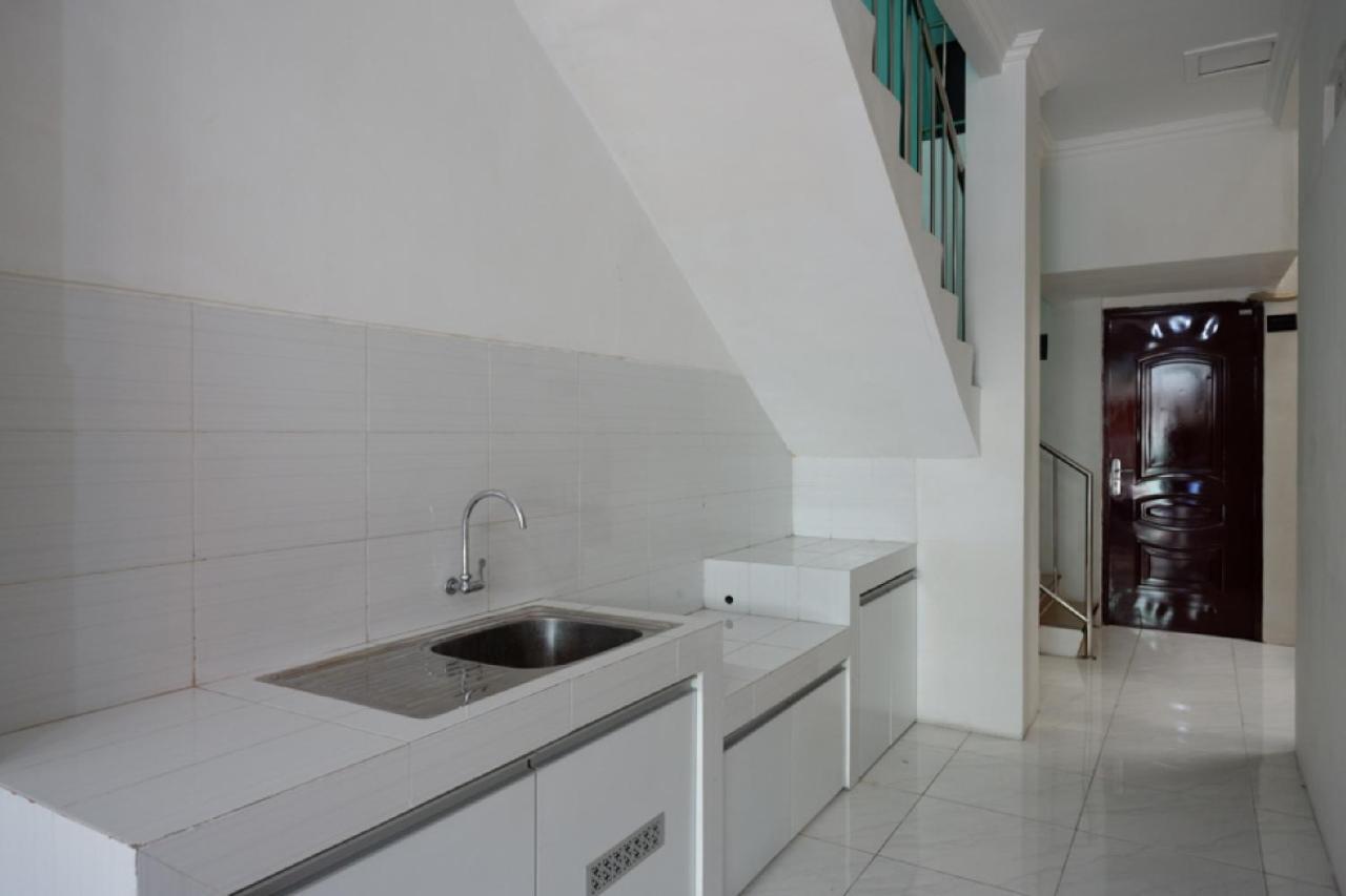 RedDoorz Hostel near Kota Lama Semarang Exterior foto