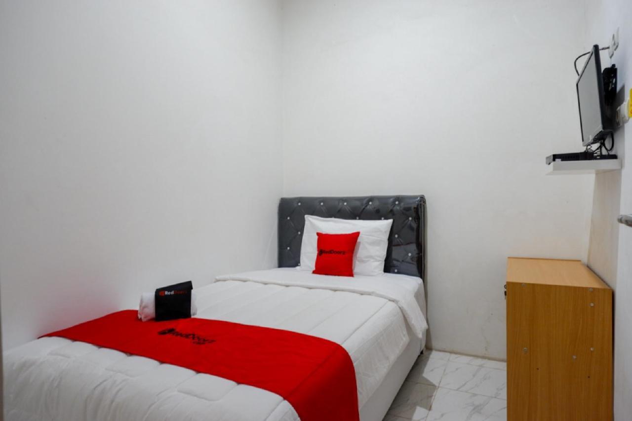RedDoorz Hostel near Kota Lama Semarang Exterior foto
