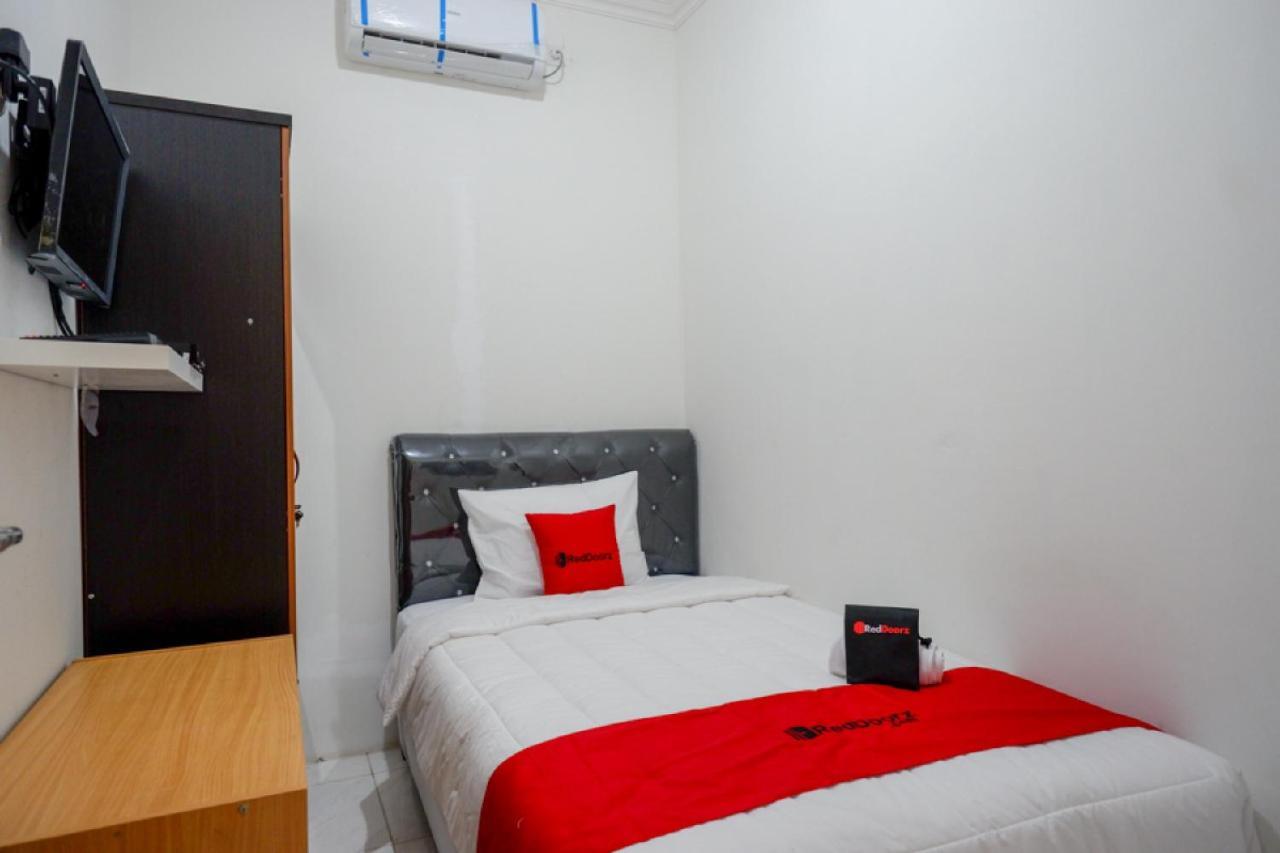 RedDoorz Hostel near Kota Lama Semarang Exterior foto