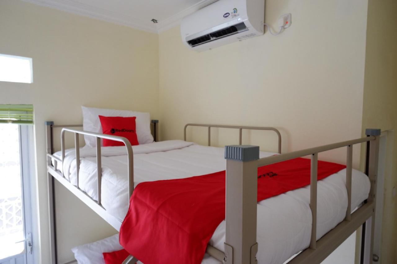 RedDoorz Hostel near Kota Lama Semarang Exterior foto