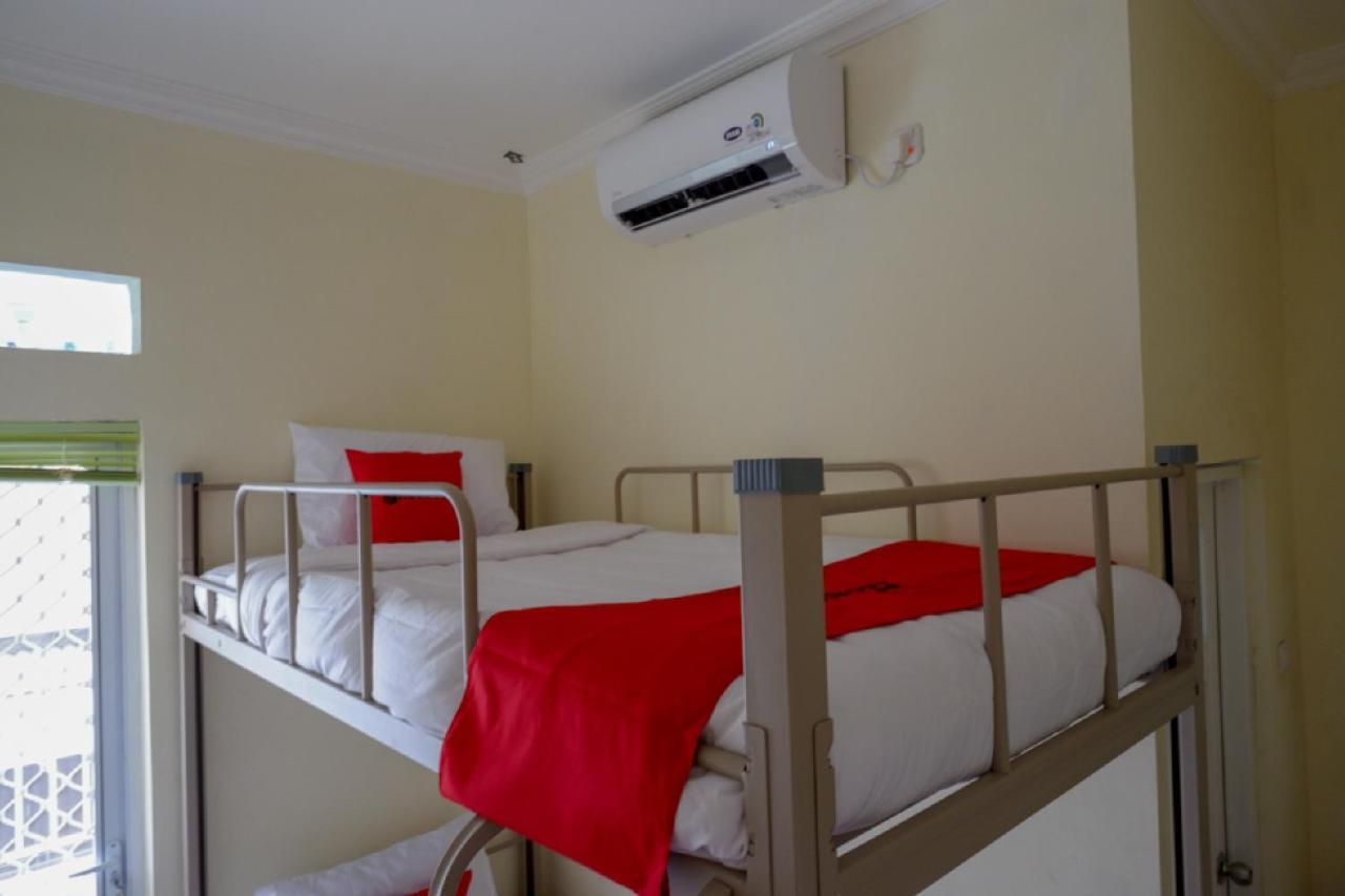 RedDoorz Hostel near Kota Lama Semarang Exterior foto
