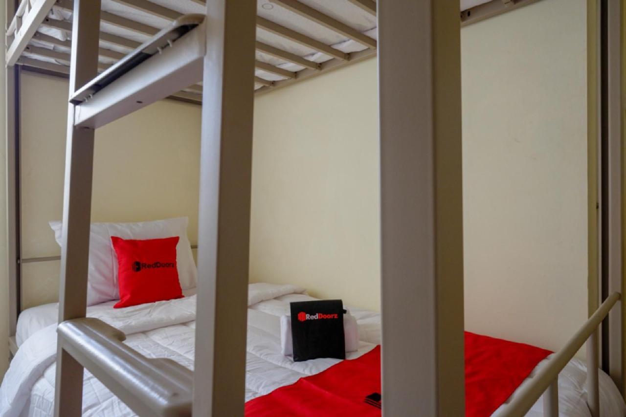 RedDoorz Hostel near Kota Lama Semarang Exterior foto