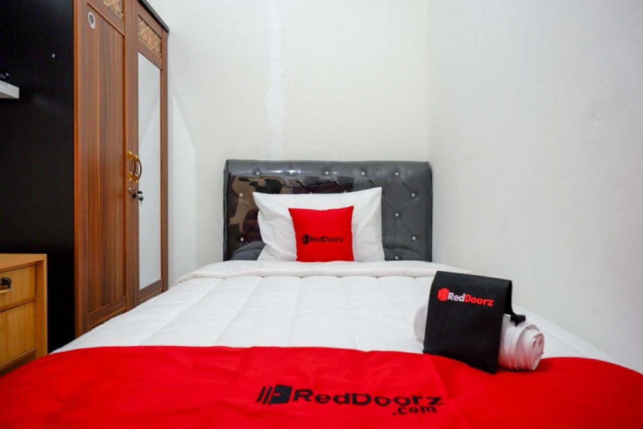 RedDoorz Hostel near Kota Lama Semarang Exterior foto