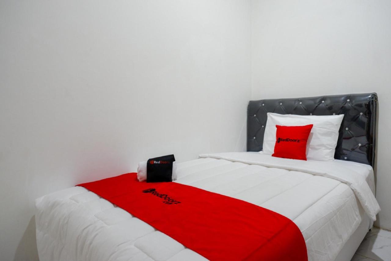 RedDoorz Hostel near Kota Lama Semarang Exterior foto