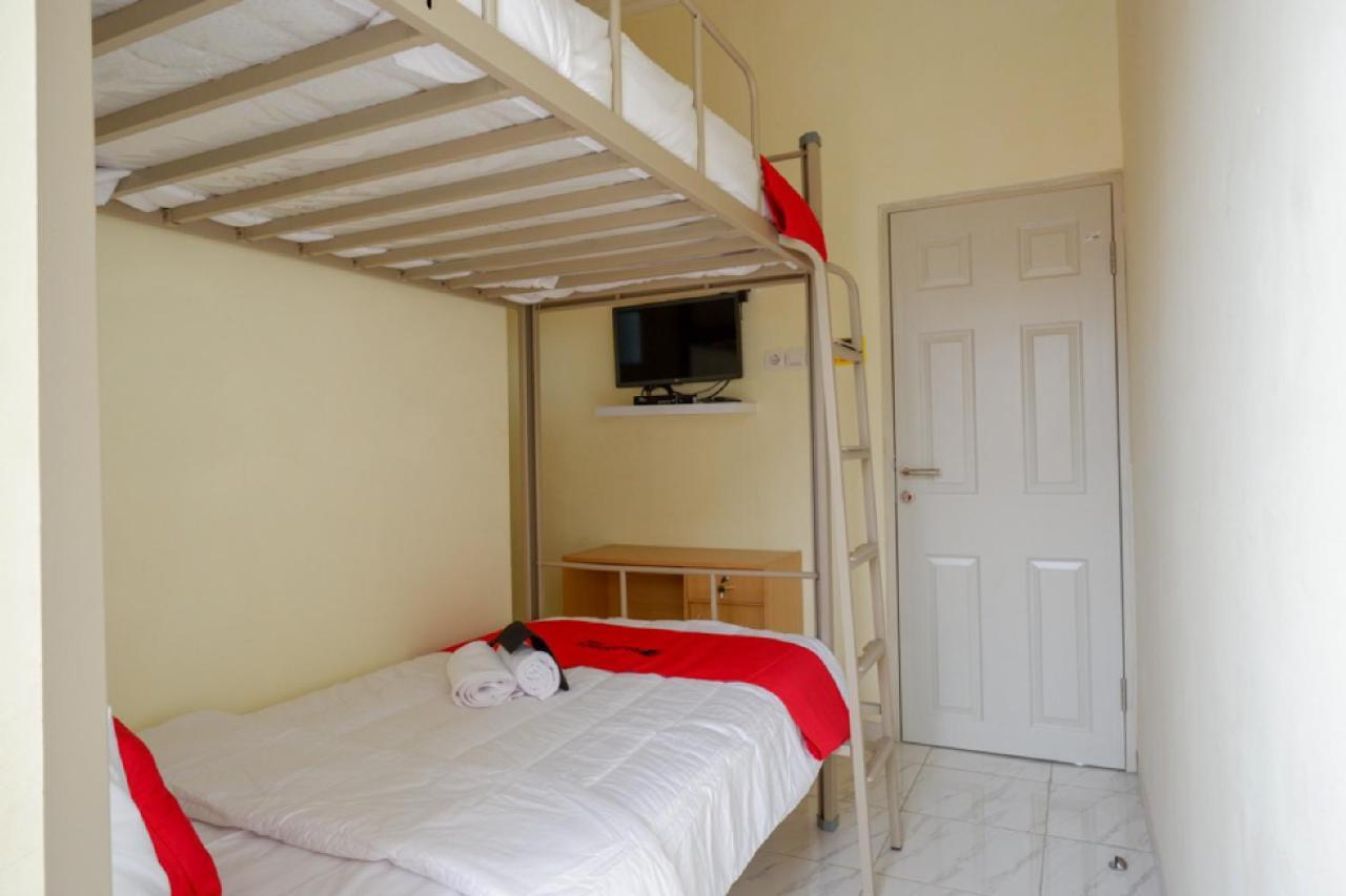 RedDoorz Hostel near Kota Lama Semarang Exterior foto