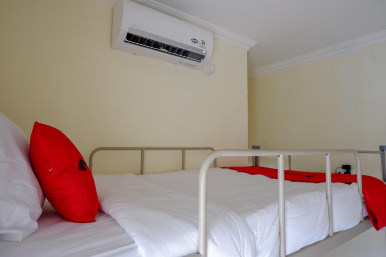 RedDoorz Hostel near Kota Lama Semarang Exterior foto