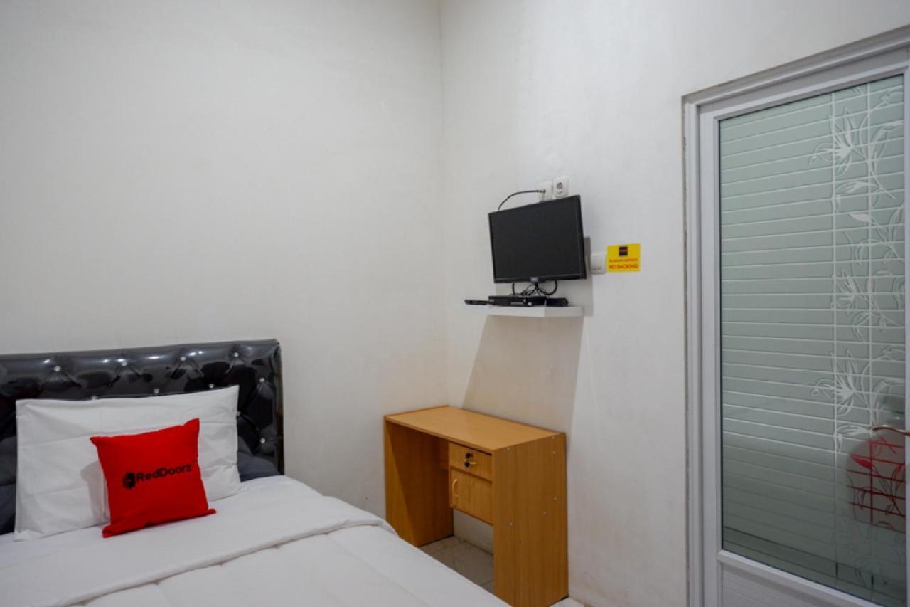 RedDoorz Hostel near Kota Lama Semarang Exterior foto