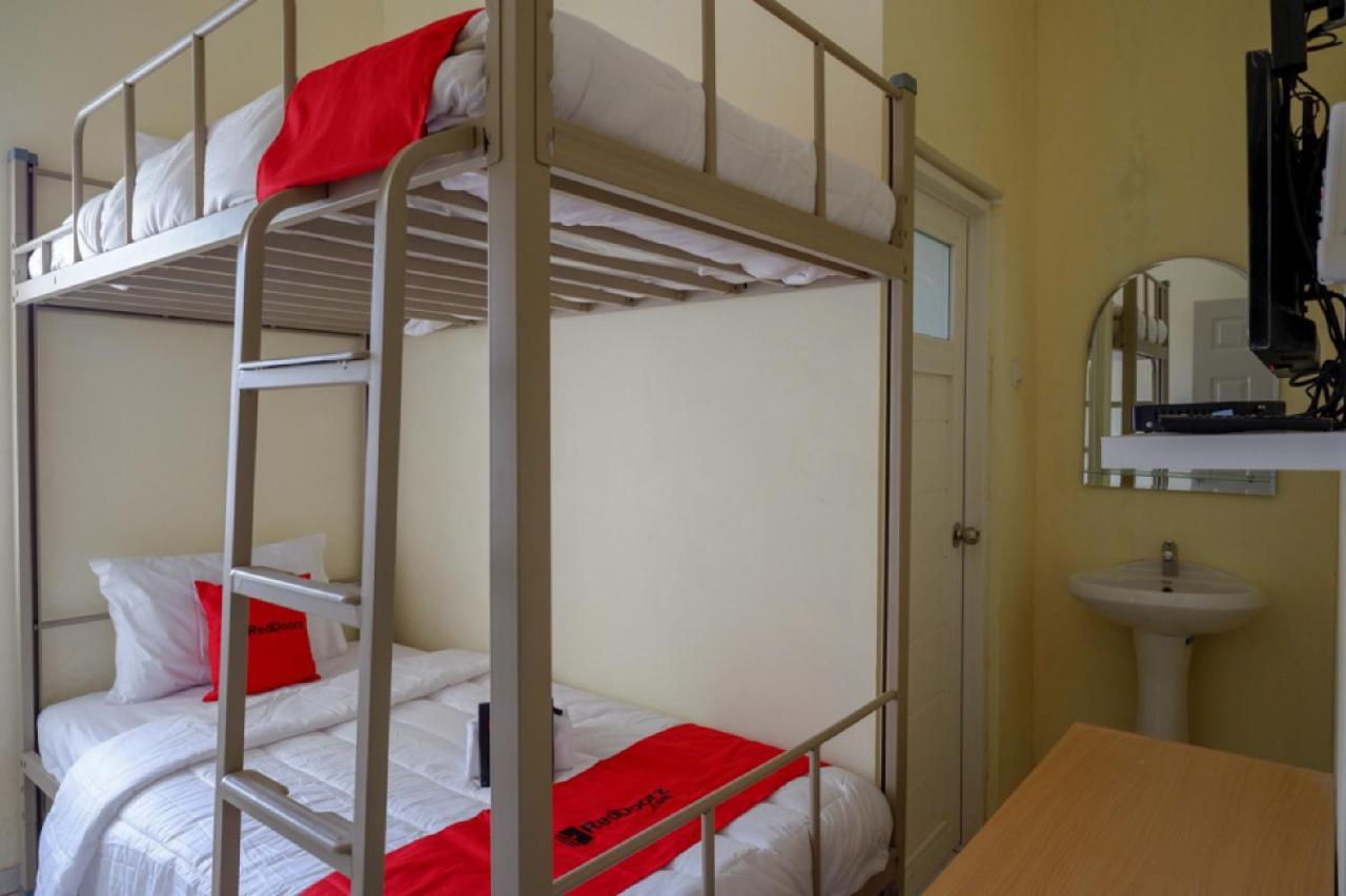 RedDoorz Hostel near Kota Lama Semarang Exterior foto