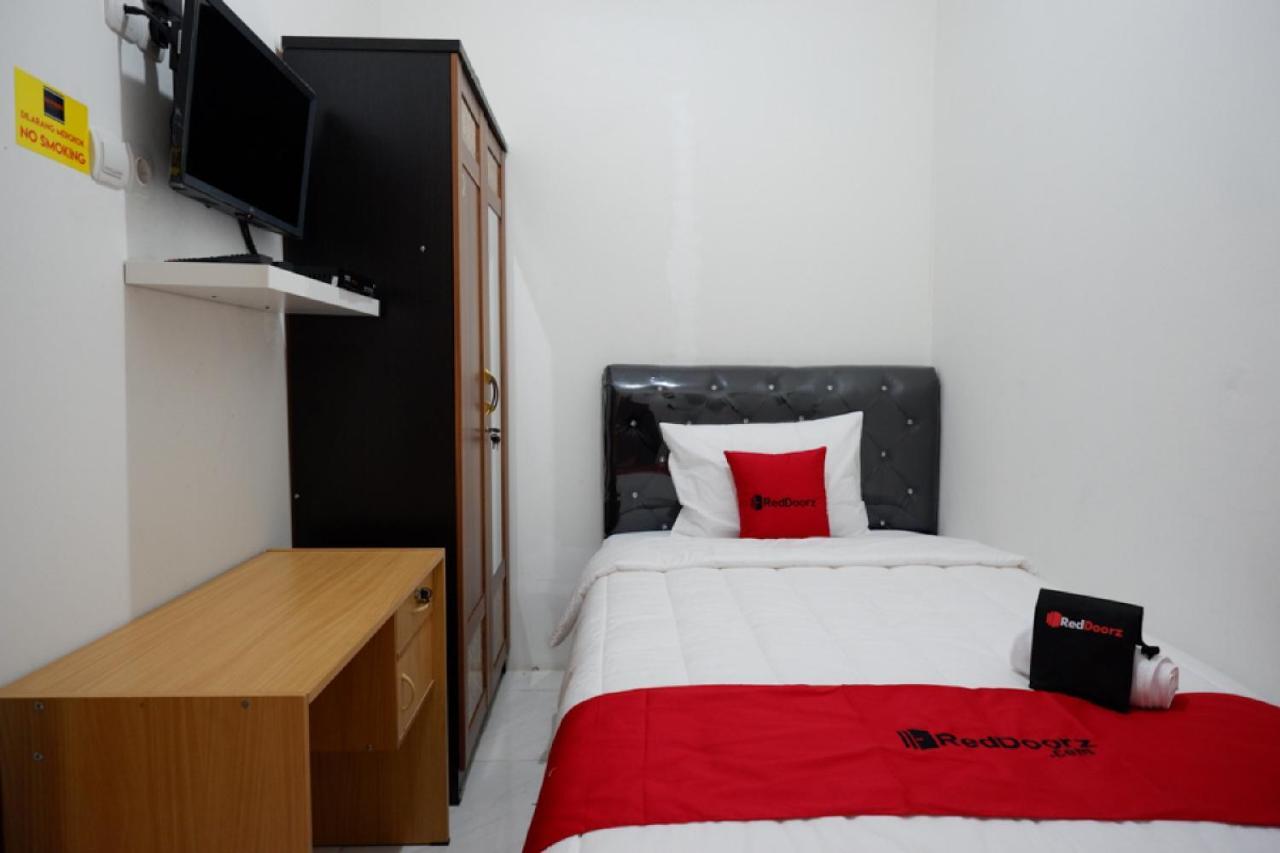 RedDoorz Hostel near Kota Lama Semarang Exterior foto